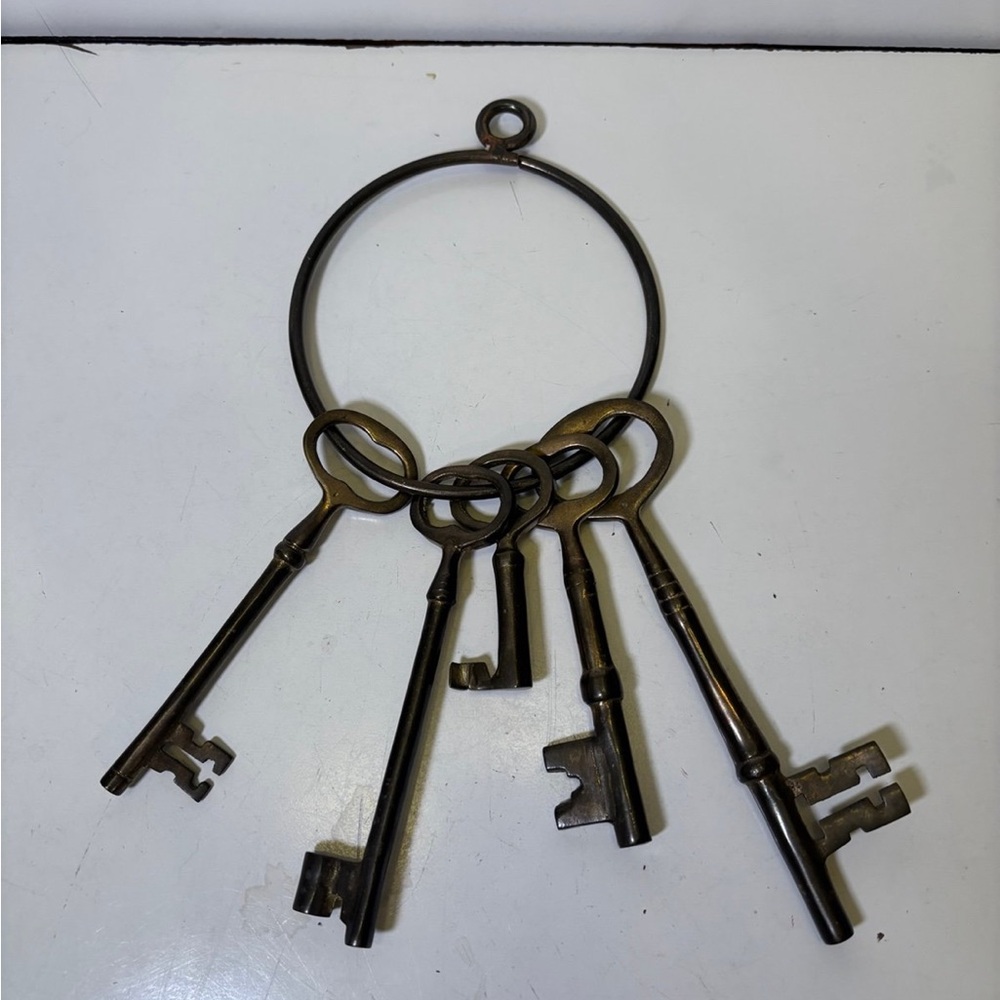 Vtg Skeleton Keys on RIng Brass Decorative Set of 5